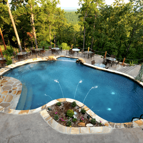 Revendeur piscine – Piscine coque posée dans un jardin du Var