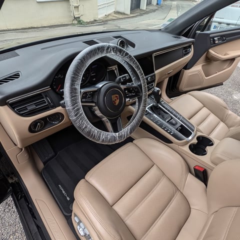 voiture nettoyée par un professionnel du lavage auto à domicile 06 cannes