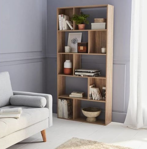 Bibliothèque asymétrique en bois naturel