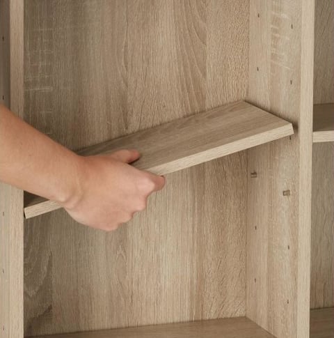 Rangement d'une planche de bibliothèque 