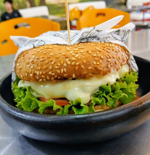 Hambuguesa Clasica, carne 100% artesanal en La Casa del Cholado Cajamarca Tolima