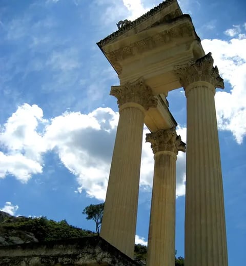 ruine avec trois colonnes corinthiennes venant du site archéologique de Glanum