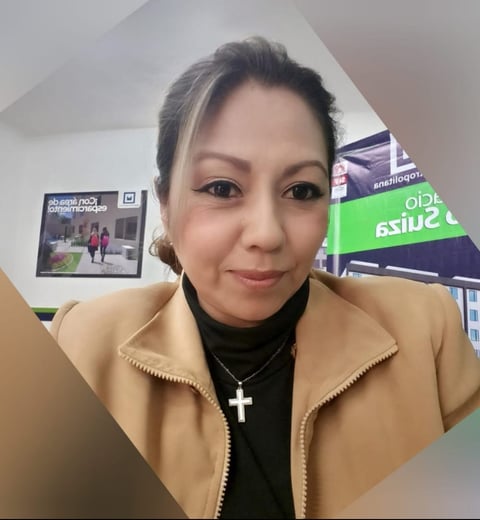 Mayra Escobedo, asesora inmobiliaria en CDMX, en oficina de Tu Hogar Ideal con material promocional 