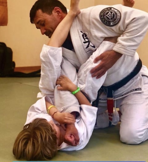 Anderson Vieira le coach sportif donnant un cours de judo à un enfant