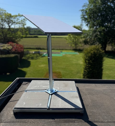 Starlink sur un pied au sol et une plate forme