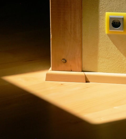 Steckdose auf Wand mit Lehmputz