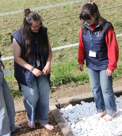 deux filles sur le parcours sensation des pieds