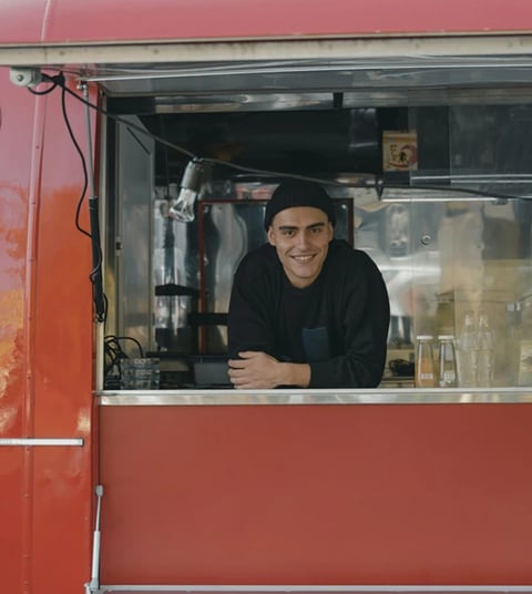 traiteur à la venêtre de son restaurant mobile (camionnette)