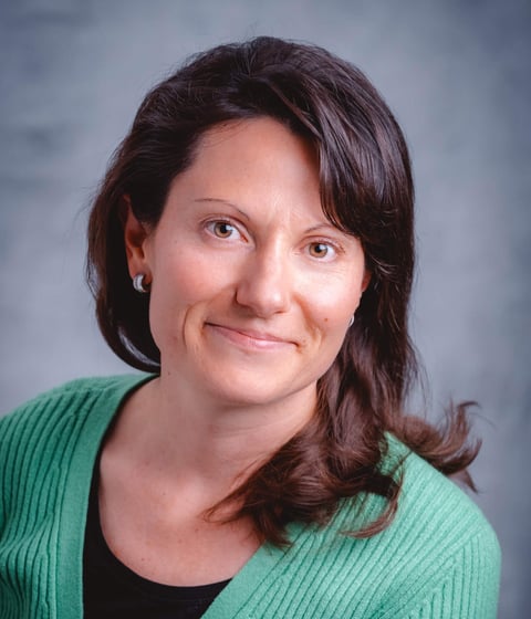 „Physiotherapeutin Christiane Singer lächelnd“