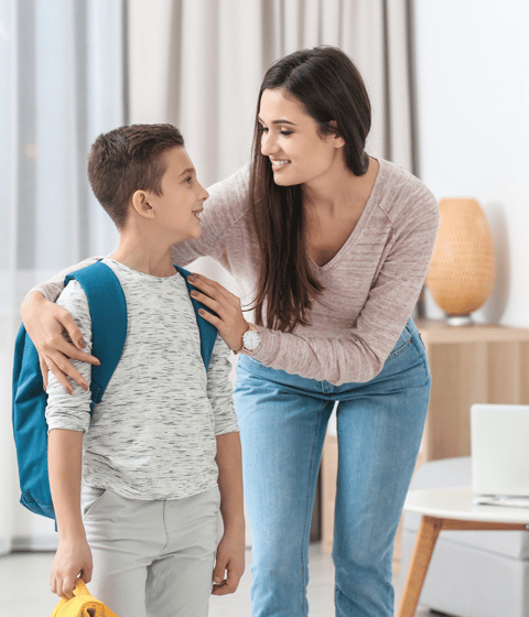 Una madre feliz acompañando a su hijo