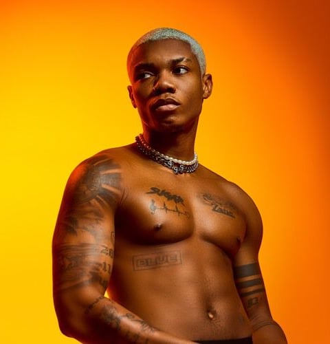 Kidi posed in a topless picture.