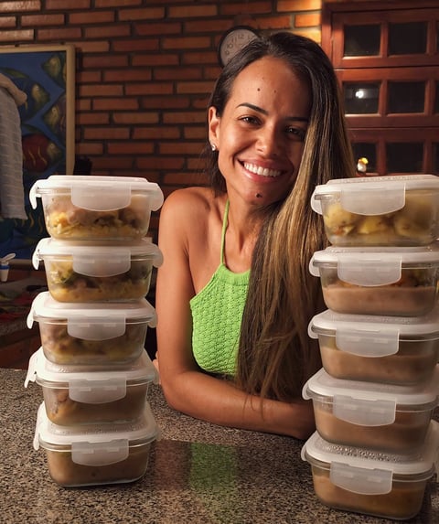 Rebeca Silva mostrando marmitas com refeições nutritivas e equilibradas