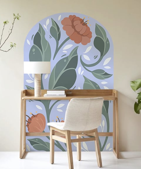Fresque intérieure arche avec des fleurs et de la végétation sur un fond bleu