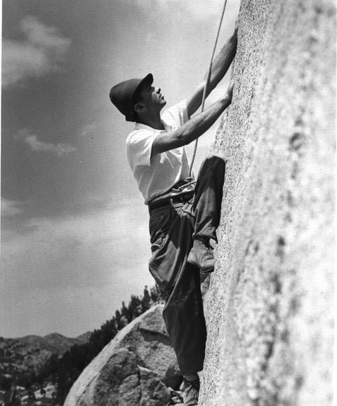 a man climbing a rock face eski zamanlarda kaya tırmanışı 