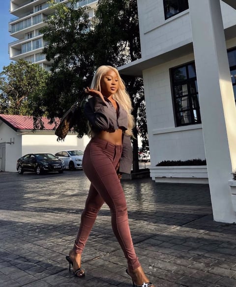 Efia Odo in a crop top and jeans trousers walking on the streets of New York City.