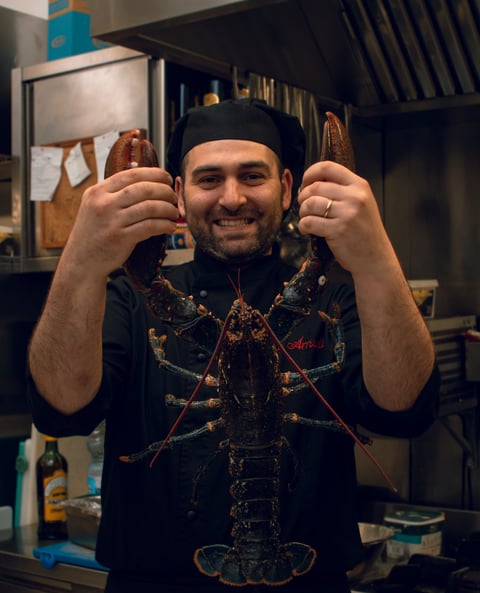 chef Vito Amodio con astice fresco