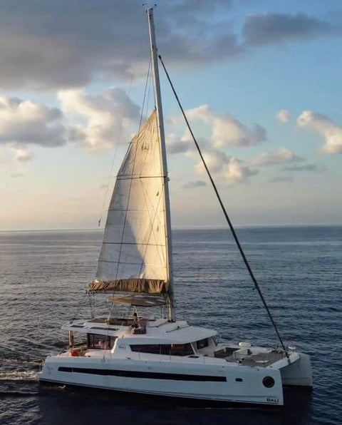 Notre Bali 54 avec les voiles grandes ouvertes lors d'une excursion à Lisbonne