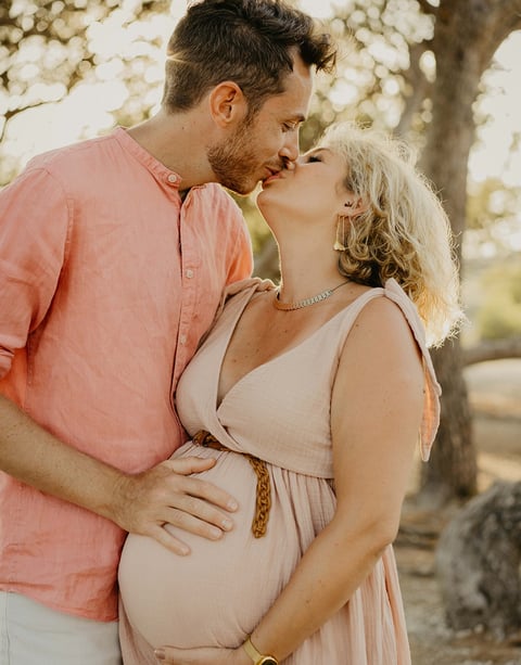 Photo de couple pendant une séance photo de grossesse