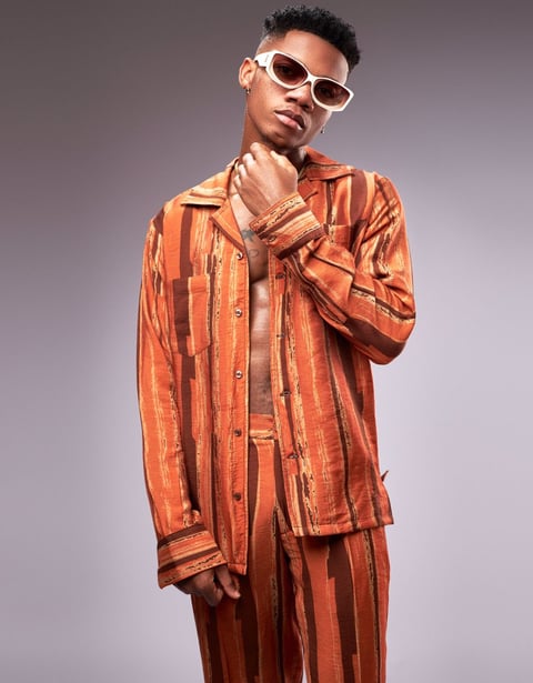 Kidi in a mathing dress in black spectacles.