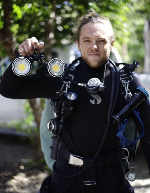 scuba diver in Mexican cenote – photography course