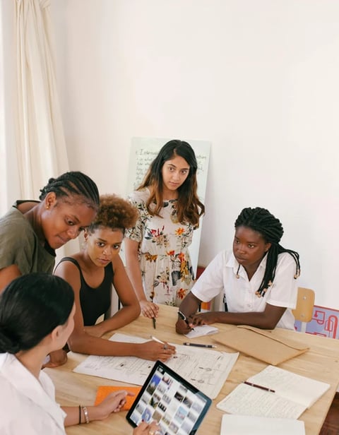 réunion de cinq femmes qui parlent de leur projet