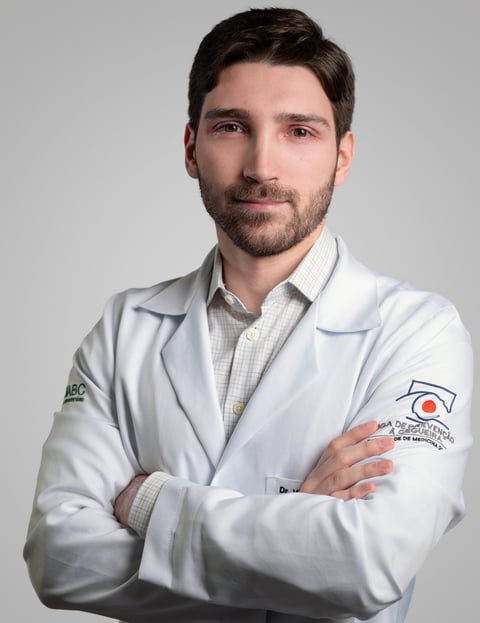 foto do Dr Vinícius Portela que realiza exame de gonioscopia em são paulo