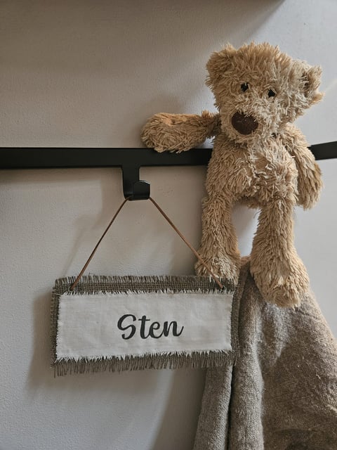 Cadeau-tip: Persoonlijke naamhanger voor kinderen! Superleuk voor een kinderkamer of een speelkamer.