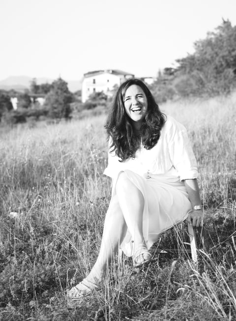 <img src="autrice.jpg" alt="Autrice del blog che sorride">