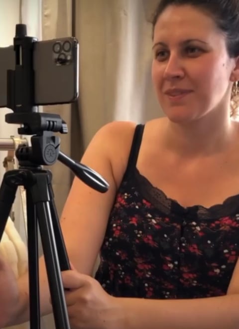 Portrait vidéaste léa olivier en tournage smartphone