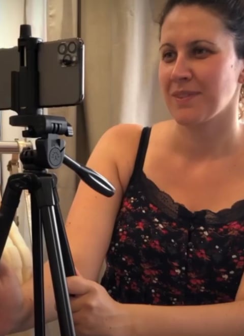 Portrait vidéaste léa olivier en tournage smartphone