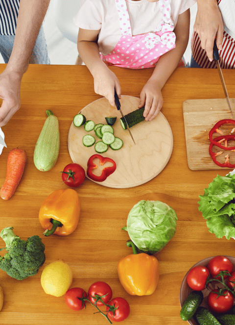 enfants cuisinant des légumes, repas 100% végétal, légumes du potager