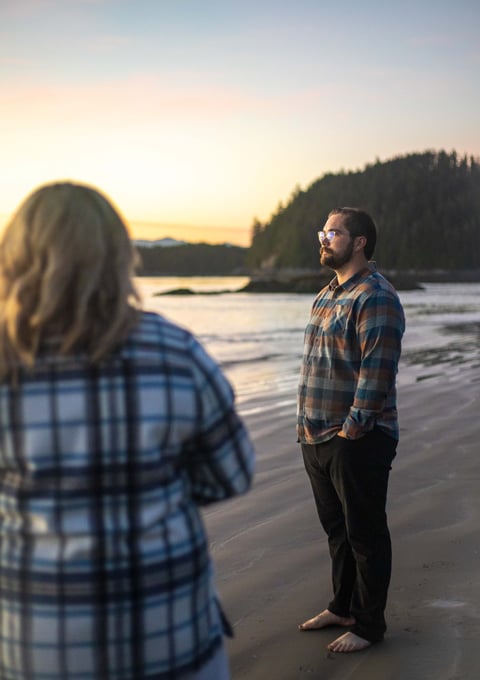 Couple sunset photoshoot on the beach in tofino