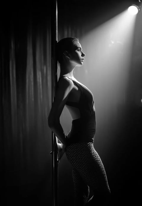 Tankotanssija nojaa tankoa vasten | Tekoälytaide | Voimaannuttavat muotokuvat | © Muse Within 2025