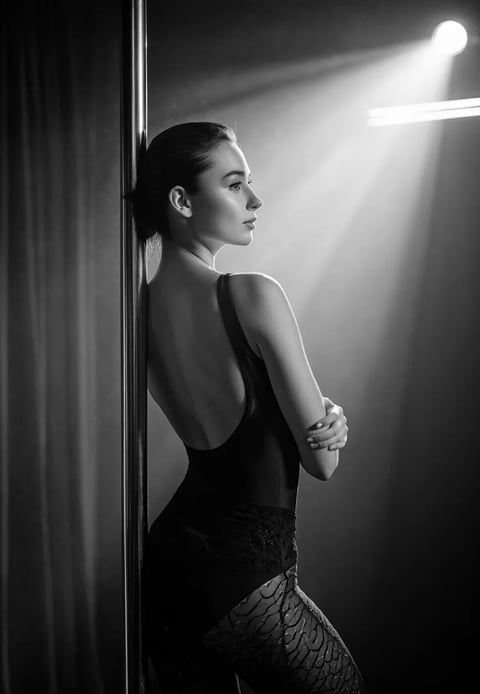 Tankotanssija nojaa tankoa vasten | Tekoälytaide | Voimaannuttavat muotokuvat | © Muse Within 2025