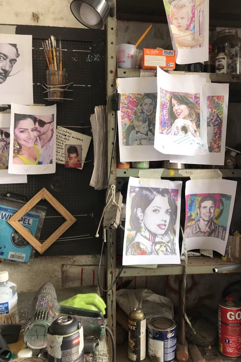 Processo de criação de uma pintura personalizada em progresso.