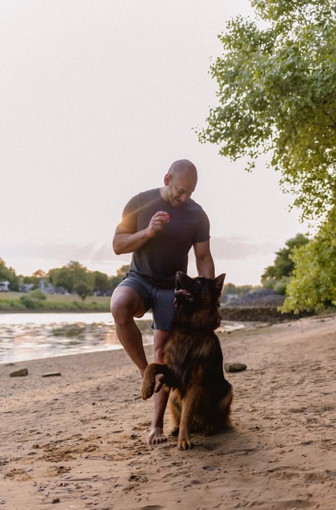 Khaled mit seinem Hund am Wasser