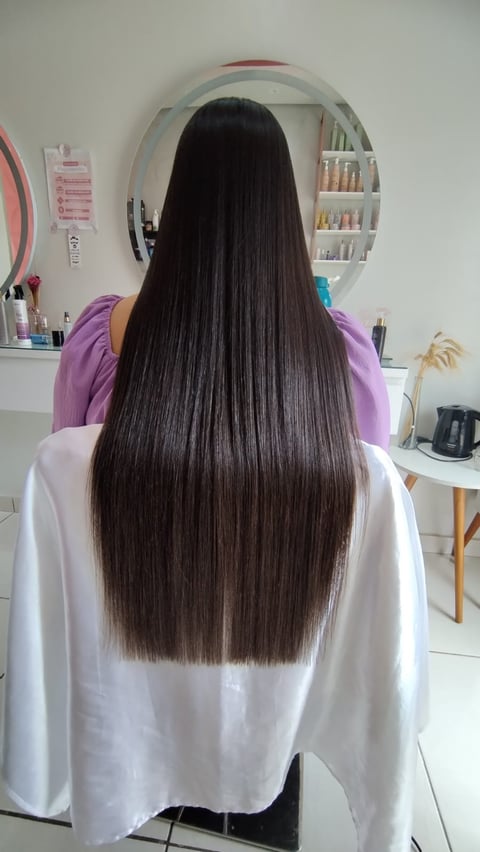 cabelo-castanho-escuro-com-realinhamento-capilar