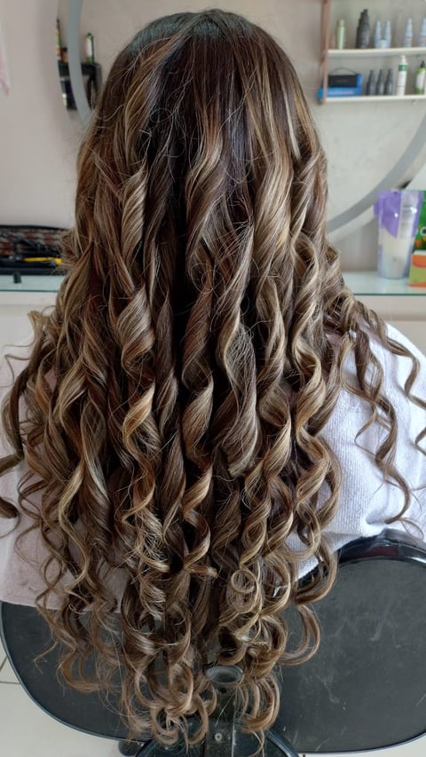 cabelo-loiro-escovado-com-cachos