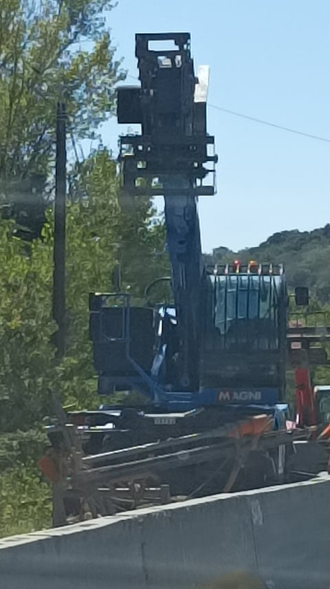 The lifting cranes move in