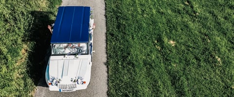Notre drone film l'arrivée au domaine 