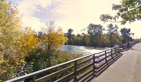 Eugene - the footbridge across the Willamette at the back of Valley River Mall Bowling