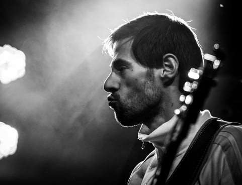 Philippe Demont à la basse, sur scène.