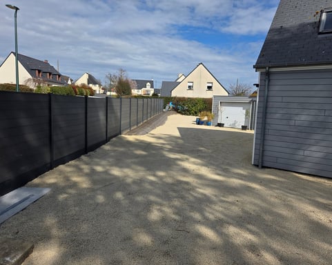 Clôture en panneaux rigides posée par AJ Paysagiste, assurant intimité et modernité en milieu réside