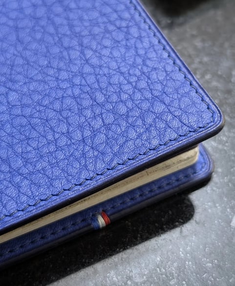 couverture de passeport en cuir bleu