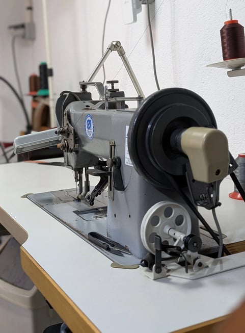 Une machine à coudre dans une pièce, illustrant l’espace dédié à la couture