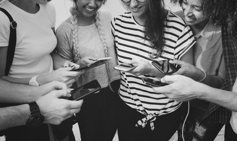 grupo de pessoas conversando e socializando 
