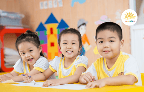 Lớp học nhóm Phát Triển Ngôn Ngữ tại trung tâm Hoa Nắng