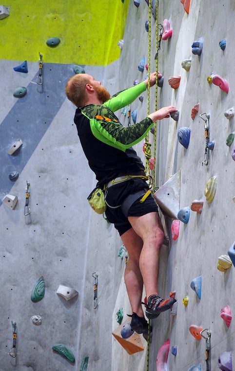 sport climbing gear spor tırmanışa başlamak yeni malzemeler almak lead climbing wall