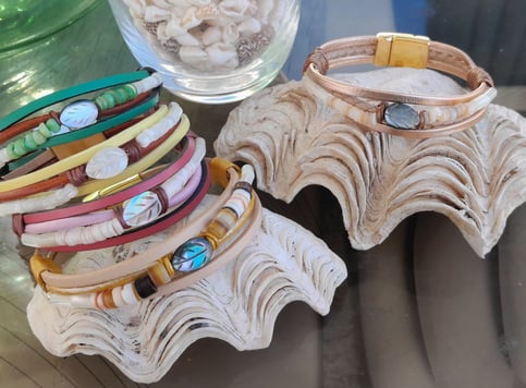 bijoux artisanaux cuir , nacre ou perle