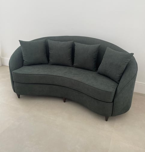 Sofa curvo feito sob medida em tom verde esmeralda design moderno